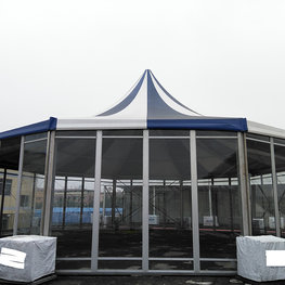 藍白多邊形尖頂篷房