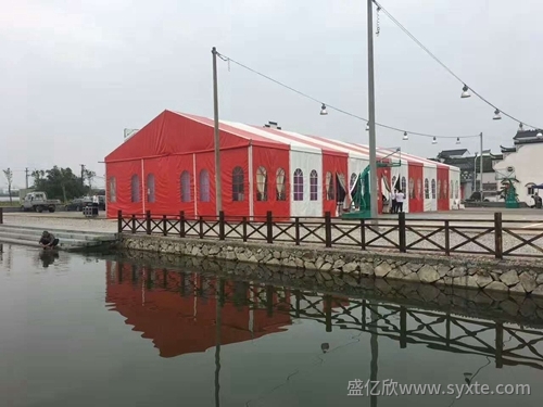 人字彩色篷房
